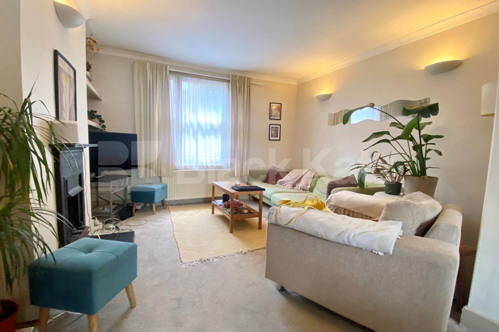Bright & airy, offering approximately 1050 Sq. Ft.of living & entertaining space Henshaw Street, Elephant and Castle
